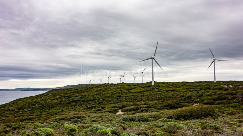 Windpark mit vielen Turbinen im Albanien-Windpark stockfotos Windpark mit vielen Turbinen im Albanien-Windpark stockfotos
