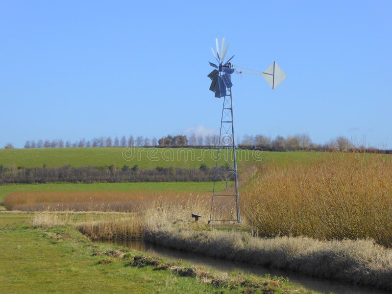 Windpump dalla piantagione e dalla fossa del salice fotografia stock Windpump dalla piantagione e dalla fossa del salice fotografia stock