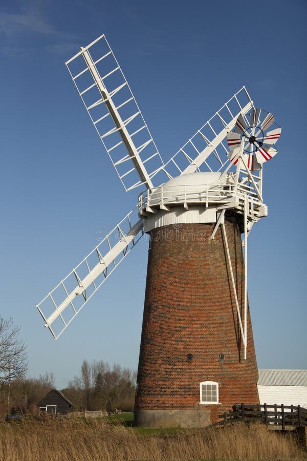 Windpump de caballo - Norfolk Broads - Inglaterra foto de archivo Windpump de caballo - Norfolk Broads - Inglaterra foto de archivo
