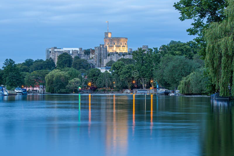 Windsor Castle som förbiser flodThemsen, England arkivfoto Windsor Castle som förbiser flodThemsen, England arkivfoto