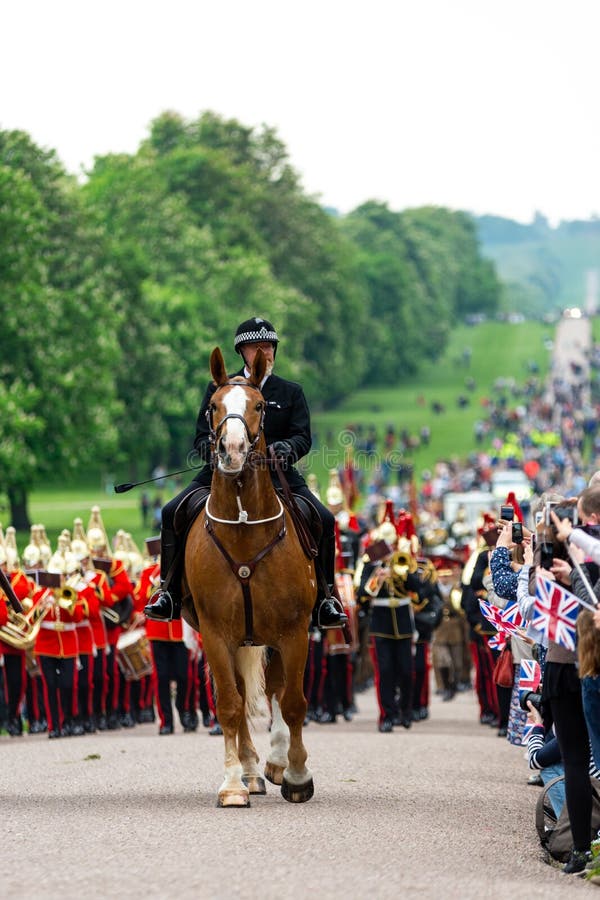 Windsor, Gro?britannien - 18. Mai 2019: Die Haushalts-Kavallerie ihre Abfahrt von Comberme-Kasernen markieren lizenzfreie stockbilder Windsor, Gro?britannien - 18. Mai 2019: Die Haushalts-Kavallerie ihre Abfahrt von Comberme-Kasernen markieren lizenzfreie stockbilder