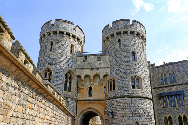 Windsor, Ηνωμένο Βασίλειο - 29 Αυγούστου 2017: Η άποψη μεσαιωνικού Windsor Castle Windsor Castle είναι μια βασιλική κατοικία σε W στοκ εικόνα Windsor, Ηνωμένο Βασίλειο - 29 Αυγούστου 2017: Η άποψη μεσαιωνικού Windsor Castle Windsor Castle είναι μια βασιλική κατοικία σε W στοκ εικόνα