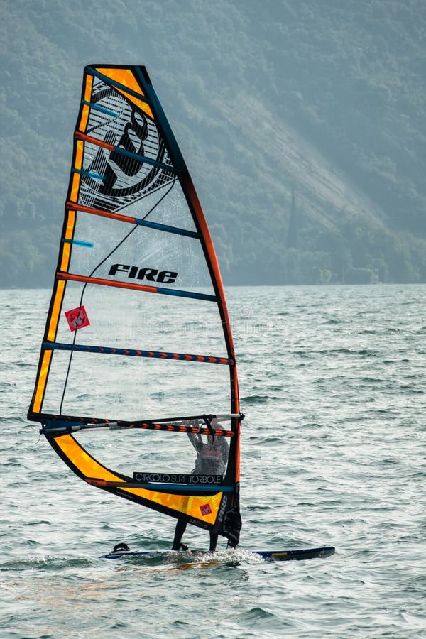 Windsurf En El Lago Garda, Italia Imagen de archivo editorial Imagen de windsurf, windsurfista