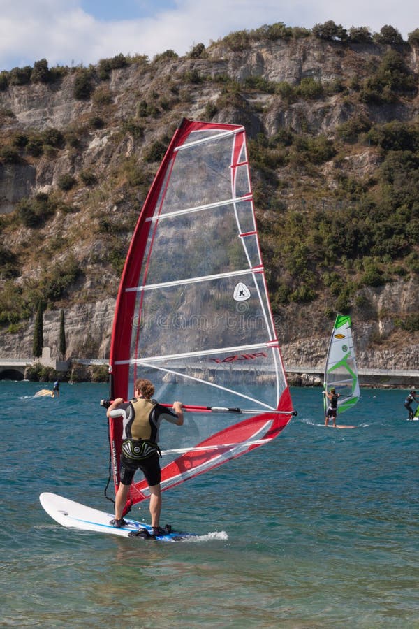 Windsurf En El Lago Garda, Italia Torbole Imagen editorial Imagen de agua, regata 41393860