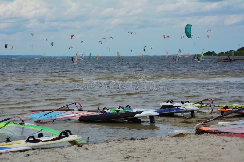 Windsurf y el kitesurfing imagen de archivo. Imagen de paseo 98073601