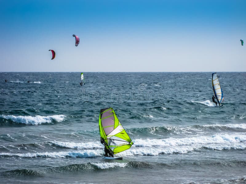 Windsurf y kitesurfing imagen de archivo editorial. Imagen de muchachos