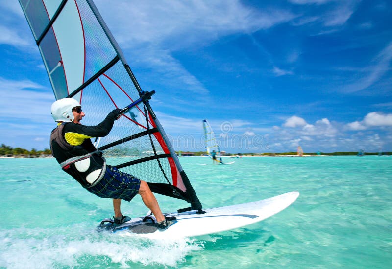 Windsurfen des alten Mannes auf Bonaire. lizenzfreie stockfotos Windsurfen des alten Mannes auf Bonaire. lizenzfreie stockfotos