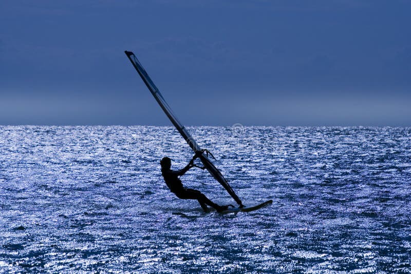 WINDSURFER después de la puesta del sol. fotos de archivo libres de regalías WINDSURFER después de la puesta del sol. fotos de archivo libres de regalías
