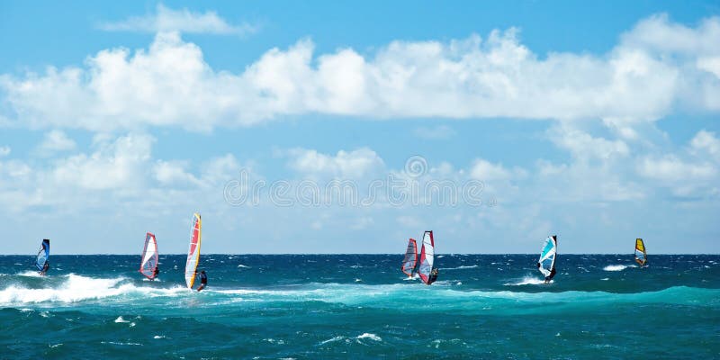 Windsurfers w wietrznej pogodzie na Maui wyspy panoramie fotografia royalty free Windsurfers w wietrznej pogodzie na Maui wyspy panoramie fotografia royalty free