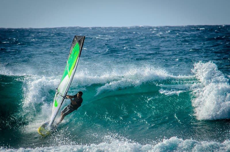 Windsurfers занимаясь серфингом на Northshore Мауи Редакционное