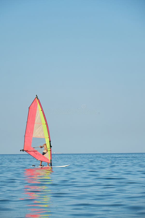 Windsurfing, Pret in de oceaan, Extreme Sport op overzeese achtergrond royalty-vrije stock afbeeldingen Windsurfing, Pret in de oceaan, Extreme Sport op overzeese achtergrond royalty-vrije stock afbeeldingen