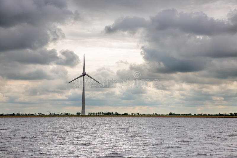 Windturbine bij Nederlandse kust met het bedreigen van donkere hemel royalty-vrije stock foto's Windturbine bij Nederlandse kust met het bedreigen van donkere hemel royalty-vrije stock foto's