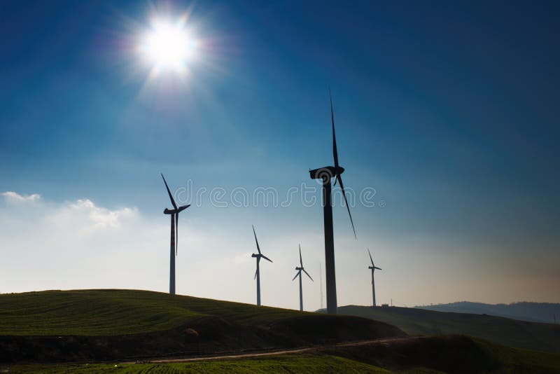 Windturbineschattenbild. stockbild Windturbineschattenbild. stockbild