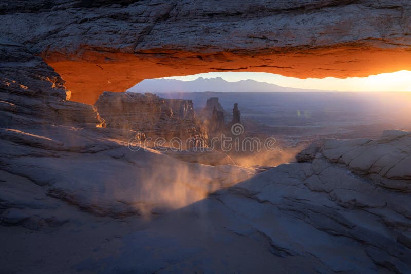 Classico scena da americano arco iconico punto di riferimento un molto popolare il luogo, Questo vento è stato soffiando sabbia un come il sole Arrivato su quello diede mille incandescenza COSÌ velocemente cambiato mio composizione un vantaggio da un'opportunità.