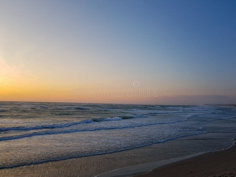Windy Sunset bij het strand løkken binnen, Denemarken Kleurrijk en humeurig licht van de zon stock afbeeldingen Windy Sunset bij het strand løkken binnen, Denemarken Kleurrijk en humeurig licht van de zon stock afbeeldingen