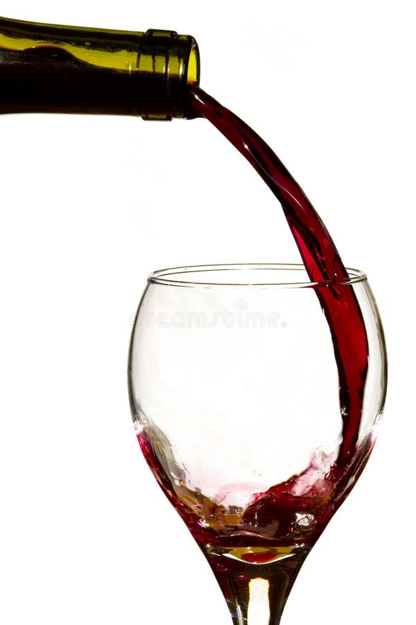 Versare il vino in un bicchiere.