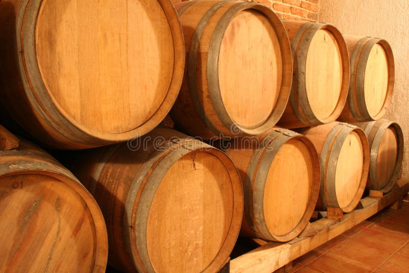 Wodden botti di vino in cantina.