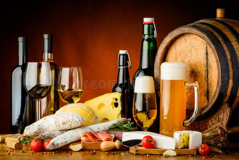 Ancora vita con vino, birra, cibi tradizionali, formaggi e salumi.