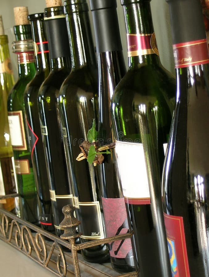 Línea de oscuro verde vistoso botellas de vino.