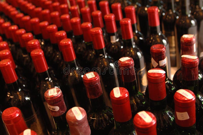 Molte bottiglie di vino on-line.