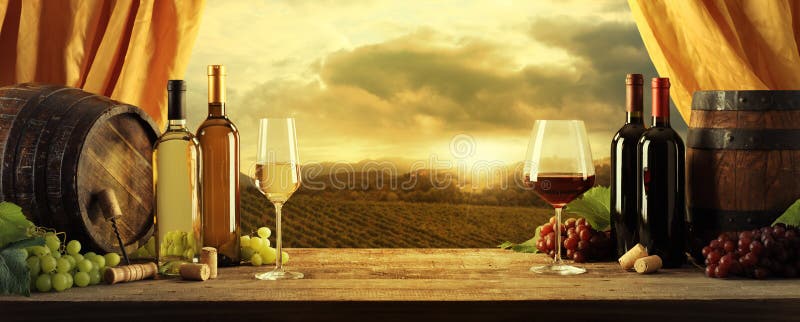 Wein-Flaschen, Fässer und Weinberg im Sonnenuntergang.