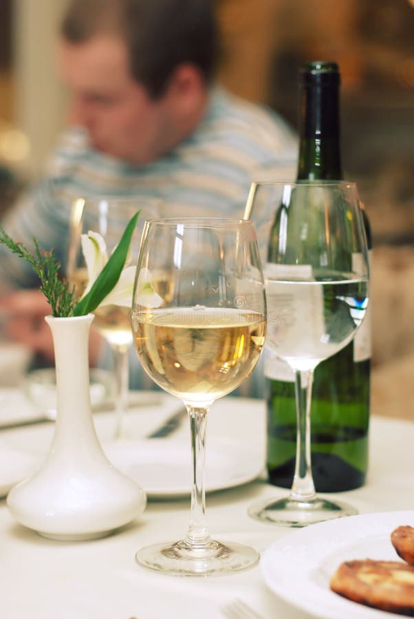 wine för livstid för flaskexponeringsglas still royaltyfri fotografi wine för livstid för flaskexponeringsglas still royaltyfri fotografi