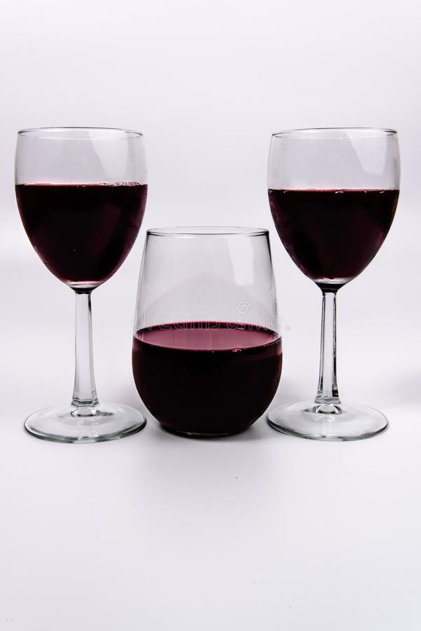 https://thumbs.dreamstime.com/b/wine-glasses-stemmed-stemless-two-one-53843044.jpg