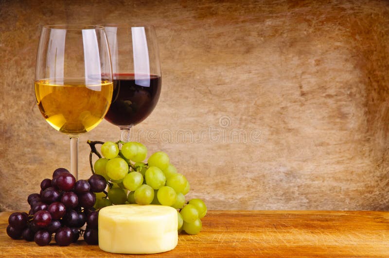 Naturaleza muerta composición taza vino blanco, queso uvas sobre el de madera copiar espacio.