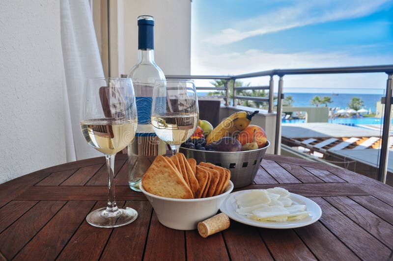 Wine mit Snack auf einem Hintergrund des Meeres lizenzfreie stockfotografie Wine mit Snack auf einem Hintergrund des Meeres lizenzfreie stockfotografie