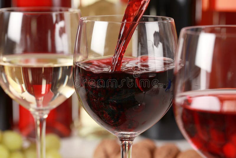Vino rosso versando in un bicchiere di vino.
