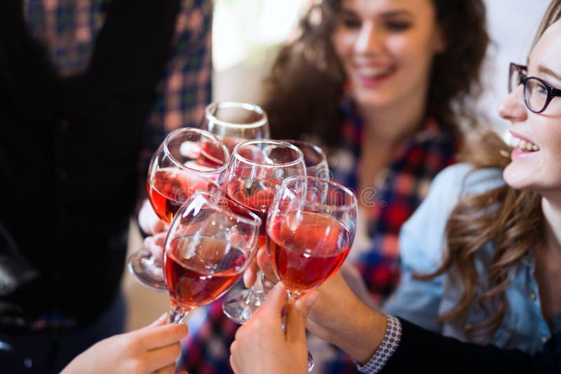 Evento di degustazione di vino e degustatioon da persone felici.