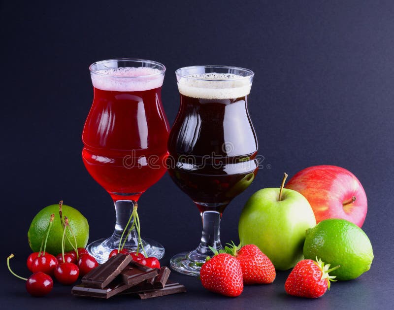 Wineglasses rzemiosła piwo z asortymentem owoc i jagody nad czarnym tłem Napoju tło z odbitkową przestrzenią zdjęcia stock Wineglasses rzemiosła piwo z asortymentem owoc i jagody nad czarnym tłem Napoju tło z odbitkową przestrzenią zdjęcia stock