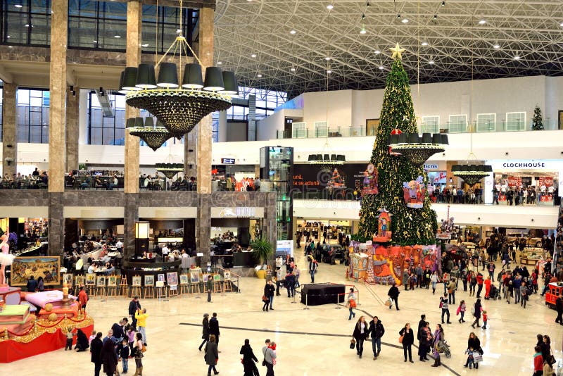 Winkelcentrum in Kerstmistijd stock afbeelding Winkelcentrum in Kerstmistijd stock afbeelding