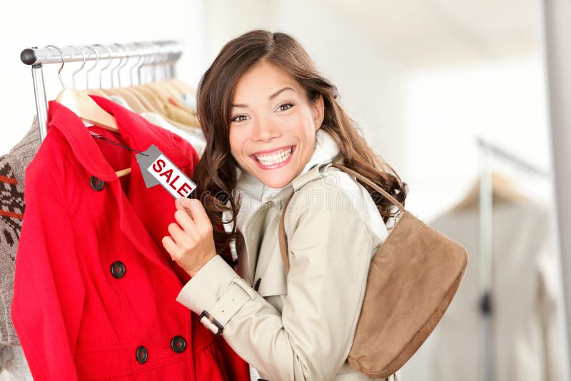 Winkelende vrouw bij klerenverkoop