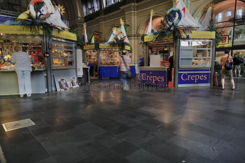 Winkels bij station in Frankfurt, Duitsland royalty-vrije stock afbeeldingen