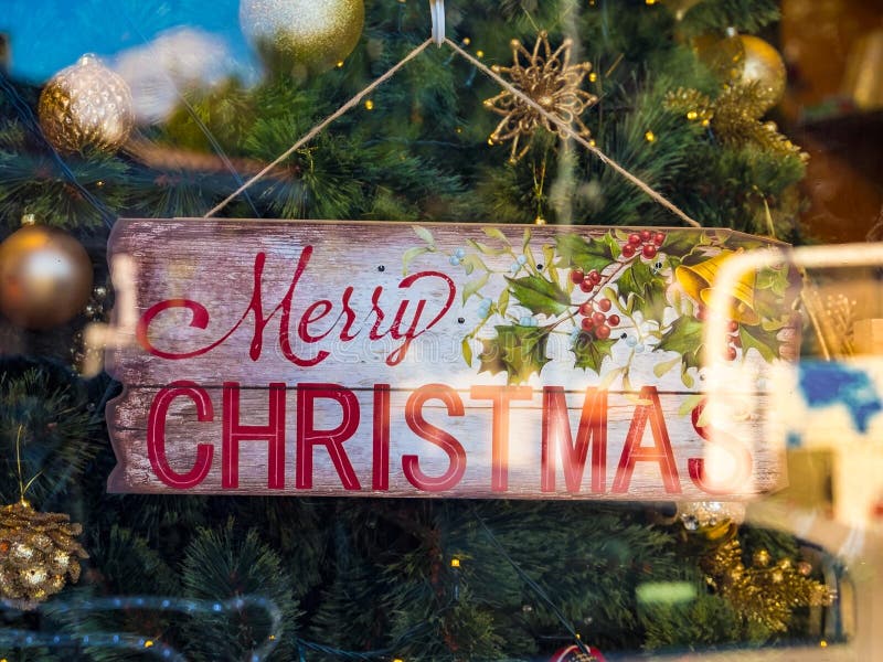 Winkelvenster voor Kerstmis wordt verfraaid die stock foto's Winkelvenster voor Kerstmis wordt verfraaid die stock foto's