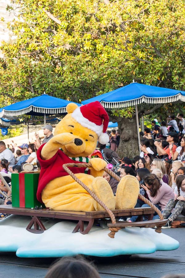 Winnie Pooh berijdt een ar in Disneyland Parade stock afbeelding Winnie Pooh berijdt een ar in Disneyland Parade stock afbeelding