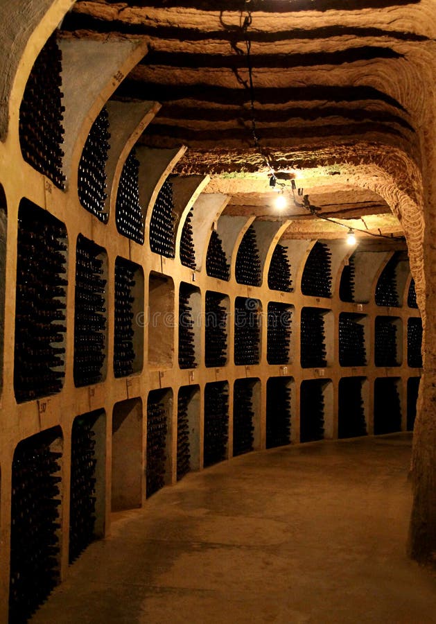 Wino butelki w lochu zdjęcia stock Wino butelki w lochu zdjęcia stock