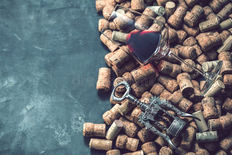 Wino korki gronowy kształt i winograd na kamienia stole obraz royalty free Wino korki gronowy kształt i winograd na kamienia stole obraz royalty free