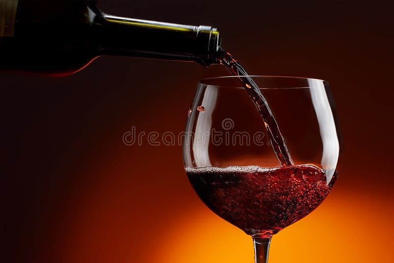 Wino od butelki płynie w szkło obrazy royalty free Wino od butelki płynie w szkło obrazy royalty free