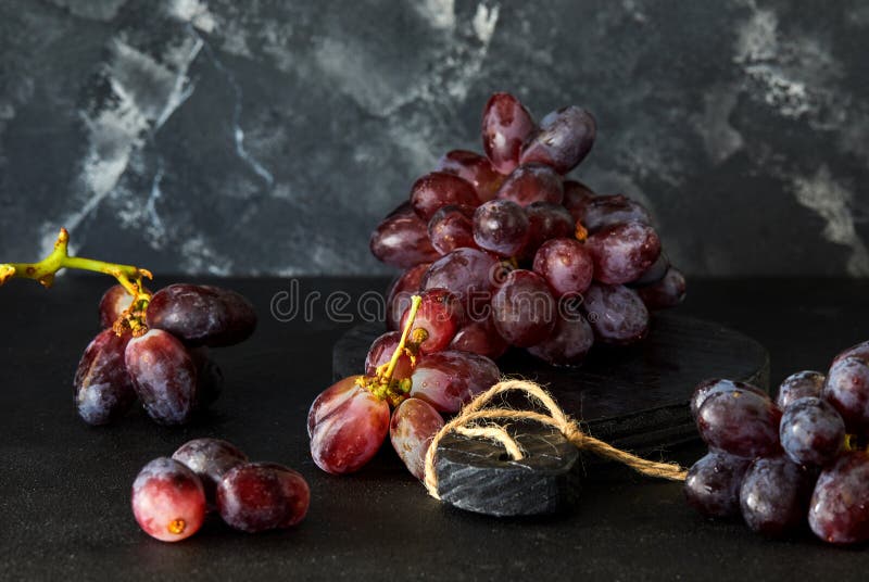Winogrona na ciemnym tle obraz stock Winogrona na ciemnym tle obraz stock