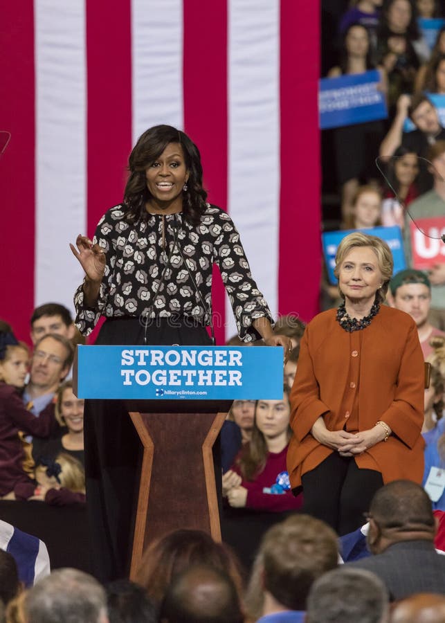 WINSTON-SALEM, OR - 27 OCTOBRE 2016 : La première Madame Michelle Obama présente le candidat démocrate à la présidentielle Hillar photos libres de droits WINSTON-SALEM, OR - 27 OCTOBRE 2016 : La première Madame Michelle Obama présente le candidat démocrate à la présidentielle Hillar photos libres de droits