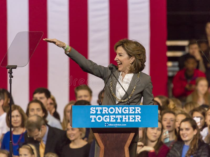 WINSTON-SALEM, OR - 27 OCTOBRE 2016 : Le sénateur Democratic Janet Kay Hagan, la Caroline du Nord des USA présente Hillary Clinto photographie stock WINSTON-SALEM, OR - 27 OCTOBRE 2016 : Le sénateur Democratic Janet Kay Hagan, la Caroline du Nord des USA présente Hillary Clinto photographie stock