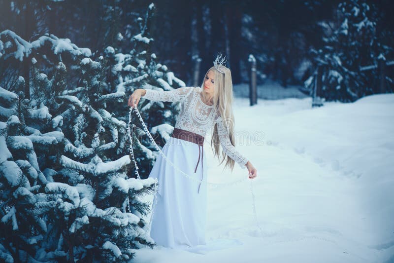 Winter Beauty Woman. Beautiful Fashion Model Girl with Snow Hairstyle ...