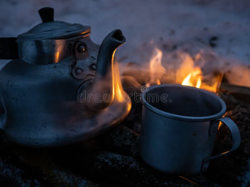 https://thumbs.dreamstime.com/b/winter-camping-steel-kettle-live-fire-snow-setting-241520847.jpg