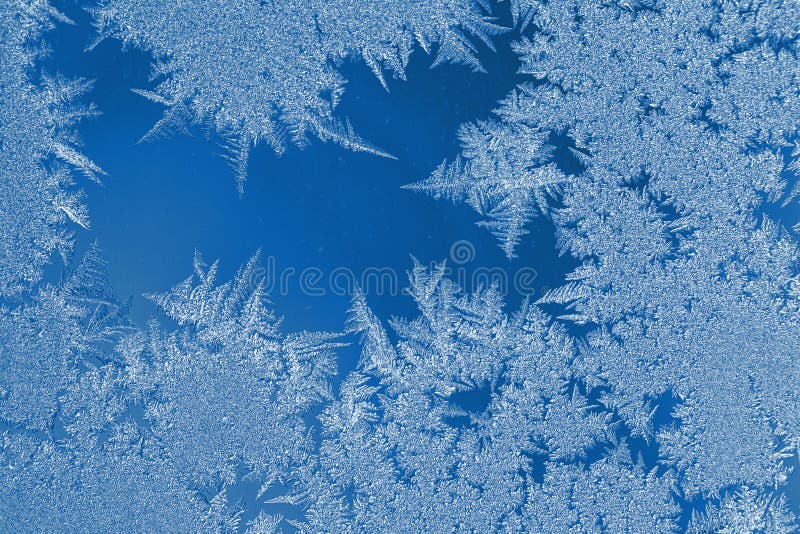 Winter Christmas natural background in trendy color 2020 Classic Blue 窗玻璃上美丽的霜花 库存照片 Winter Christmas natural background in trendy color 2020 Classic Blue 窗玻璃上美丽的霜花 库存照片