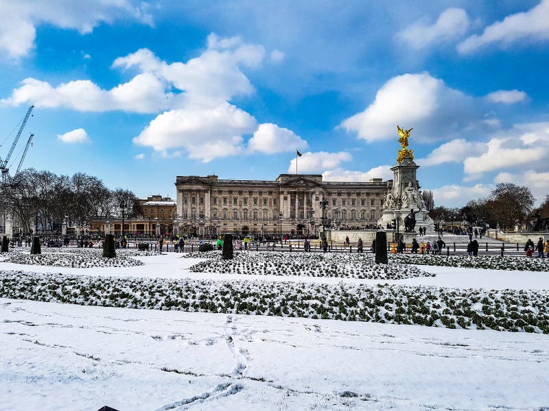 Winter Day in London Snow on the Round Abut Flower Buckingham Palace  England Queen Blue Sky White Foot Steps in Snow Stock Image - Image of  britain, memorial: 191580967