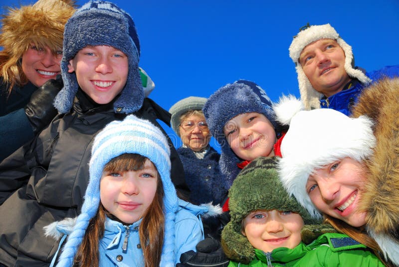 Familia miembros de todo edad Vestido en el invierno la ropa.