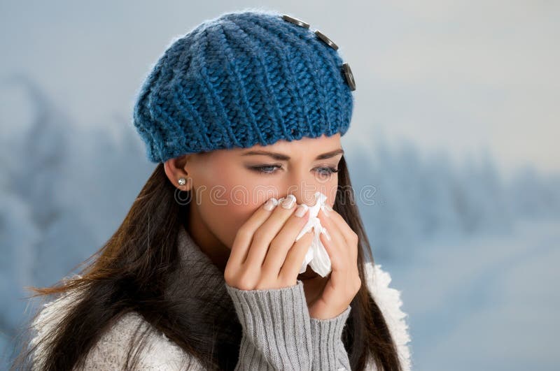 Nina bonita tiene a fiebre en el invierno externo.