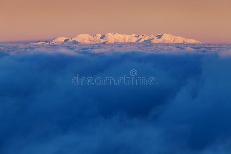 Zimná panoráma pohoria Vysokých Tatier s množstvom štítov a jasnou oblohou. Slnečný deň na vrchole zasnežených hôr.